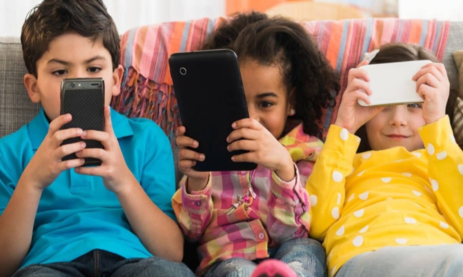 Mobile Addiction In Children : मोबाइल की तल से बढ़ रही बच्चों की बीमारी, जानिए कौन सी होती है बीमारी और क्या है उपचार